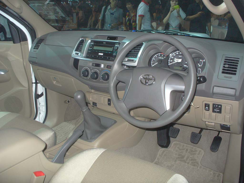 toyota vigo champ smart cab 4x2 2 5e #6