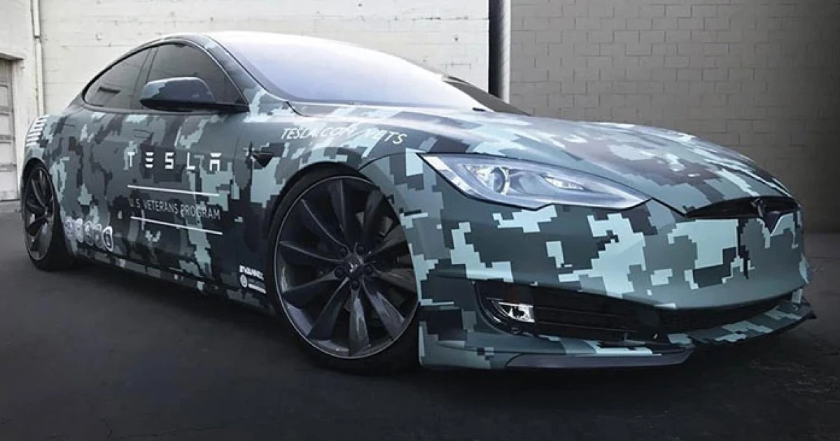 Tesla Model S หุ้มสติกเกอร์ลายพราง 8-Bit รำลึกวันทหารผ่านศึก