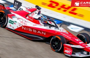 Nissan Formula E Team คว้าแชมป์โลกโดย โอลิเวอร์ โรว์แลนด์ ที่คว้าตำแหน่งประเภทนักแข่งประจำฤดูกาล 2024/25 ในการแข่งขัน Berlin E-Prix