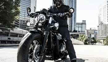 ไทรอัมพ์ เสริมทัพอีกครั้งด้วย Speedmaster และ Bobber Black