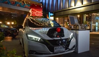 Nissan สาธิตการใช้ V2H ของ LEAF เพื่อจ่ายไฟให้กับการประดับไฟนำบรรยากาศเทศกาลคริสต์มาสมาสู่ท้องถนนในกรุงเทพฯ