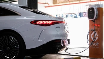 Mercedes-Benz พบผู้บริหาร Evolt ผู้ให้บริการสถานีชาร์จรถยนต์ไฟฟ้าชั้นนำของไทย ในทริปทดสอบ EQS 500 4MATIC AMG Premium