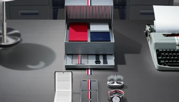 Samsung Galaxy Z Flip Thom Browne Edition วางจำหน่ายในราคา 78,691.- ขายวันแรกหมดเกลี้ยง!