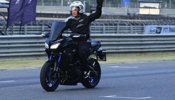 นายกตู่ คร่อม New YZF-R6 หลังขี่ FJ-09 ตรวจสนามช้างเตรียมพร้อมไทยจัดโมโตจีพี