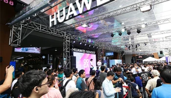 ภาพบรรยากาศการรับเครื่อง Huawei Nova 5T กับลูกค้ากลุ่มแรกในไทยที่ได้เป็นเจ้าของ