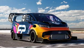 Ford SuperVan 4.2 รถตู้ไฟฟ้า คว้าบัลลังก์รถเร็วที่สุดในงานขับขึ้นเขา Goodwood ด้วยม้า 1,400 ตัว!