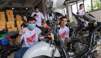 Honda ส่งทีมช่างจากศูนย์บริการฮอนด้าทั่วประเทศกว่า 200 คน บินตรงพื้นที่หาดใหญ่ ลุยตรวจเช็ก–ซ่อมรถช่วยผู้ประสบภัย มุ่งฟื้นฟูทุกคันให้กลับมาใช้งานได้อย่างปลอดภัย