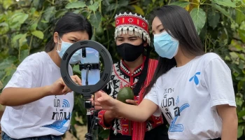 “กรรณิกา” หญิงสาวชาวลาหู่ ผู้ใช้โซเชียลมีเดียถ่ายทอดวิถีชีวิตชนเผ่า และบุกเบิกทำตลาดออนไลน์กับ ดีแทค เน็ตทำกิน จนมียอดสั่งซื้ออะโวคาโดเกือบพันกิโลกรัมต่อเดือน