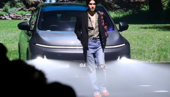 XPENG สร้างปรากฏการณ์ Technology x Fashion โชว์ยนตรกรรมไฟฟ้าสุดล้ำ NEW G6 และ X9 เคล้าแฟชั่นแบรนด์ไทย ใน ELLE Fashion Week 2025