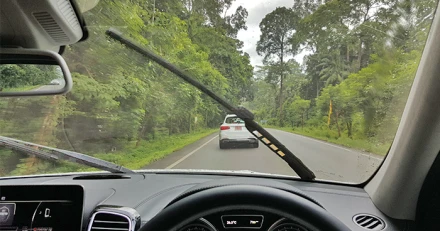 เวลาฝนตก ขับรถอย่างไรให้ปลอดภัย 