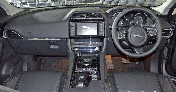 รูปภาพ จากัวร์ Jaguar F-Pace 2.0 Pure ปี 2016