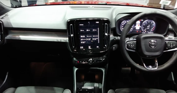 รูปภาพ วอลโว่ Volvo XC40 T4 Momentum with White Roof ปี 2018