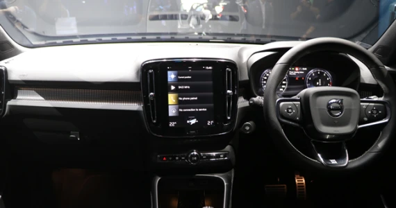 รูปภาพ วอลโว่ Volvo XC40 T4 Momentum with White Roof ปี 2018