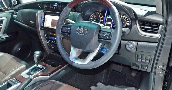 รูปภาพ โตโยต้า Toyota Fortuner 2.8V 2WD AT ปี 2015