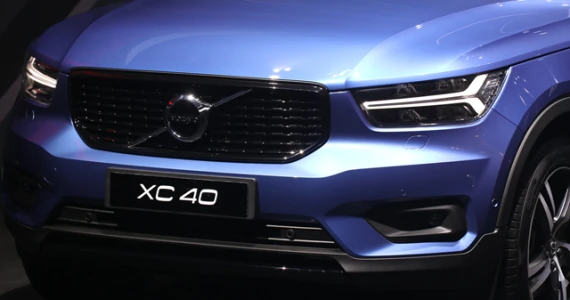รูปภาพ วอลโว่ Volvo XC40 T4 Momentum with White Roof ปี 2018