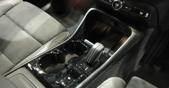 รูปภาพ วอลโว่ Volvo XC40 T4 Momentum with White Roof ปี 2018