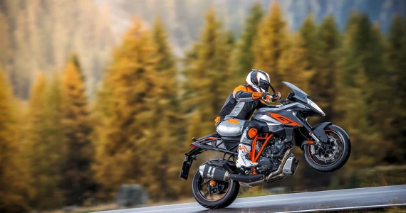 รูปภาพ เคทีเอ็ม KTM 1290 Super Duke GT ปี 2017
