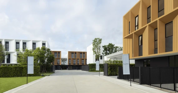 รูปภาพ พลูม วัชรพล-เอกมัย (Plume Watcharaphon-Ekkamai)