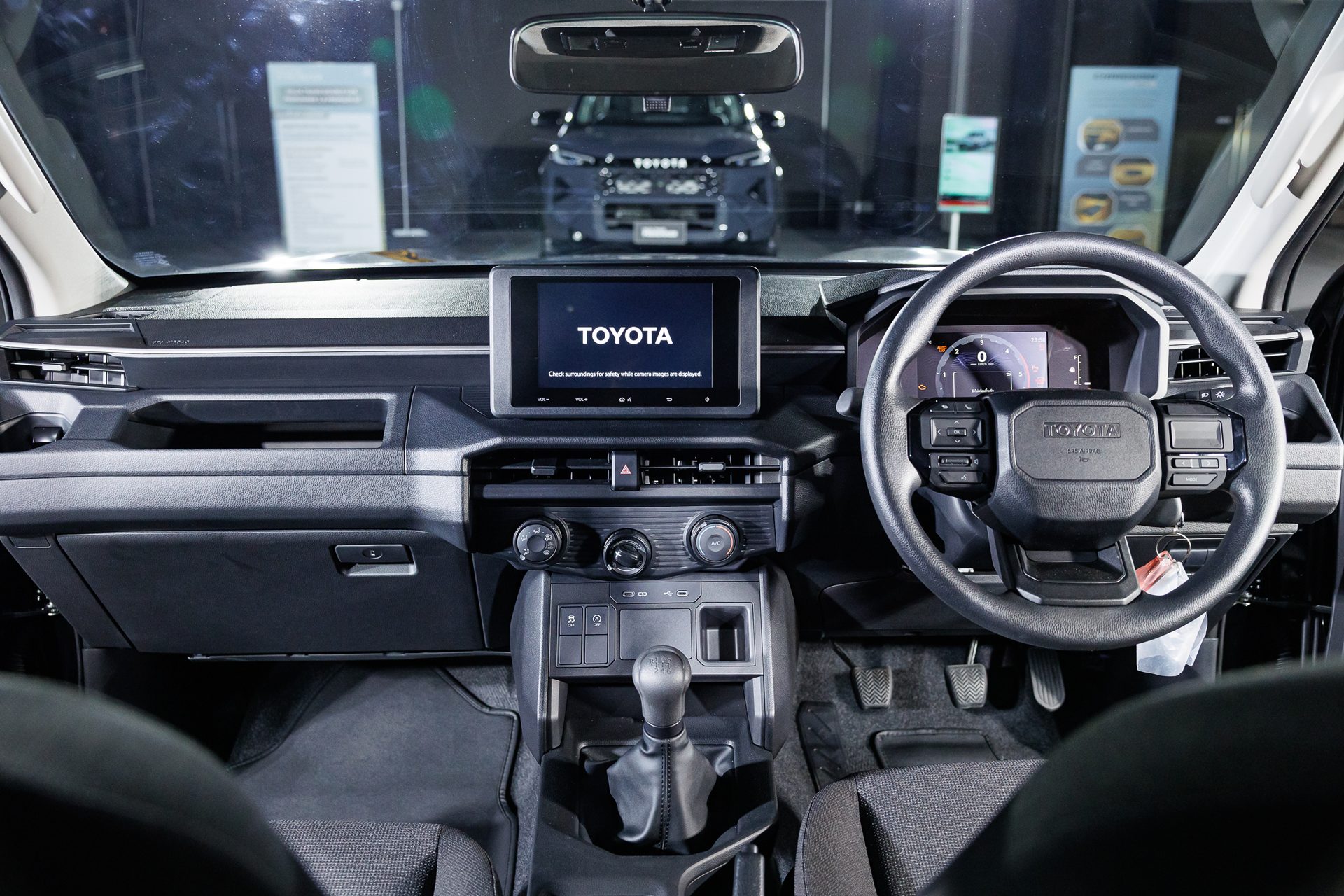 รูปภาพ โตโยต้า Toyota Hilux Travo Double Cab 4TREX 2.8 Premium MT ปี 2025