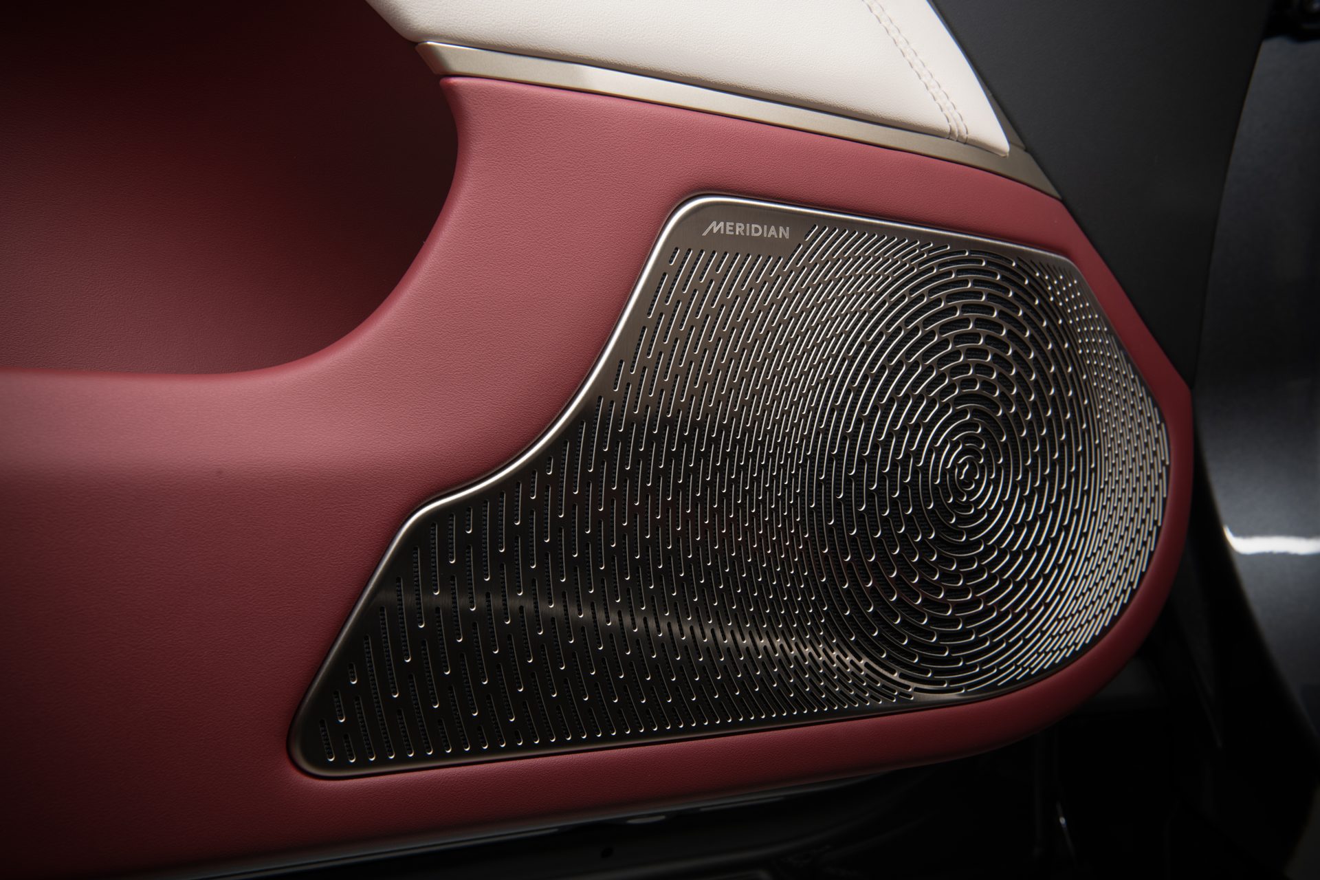 รูปภาพ อวาตาร์ AVATR 11 Royal Edition ปี 2025