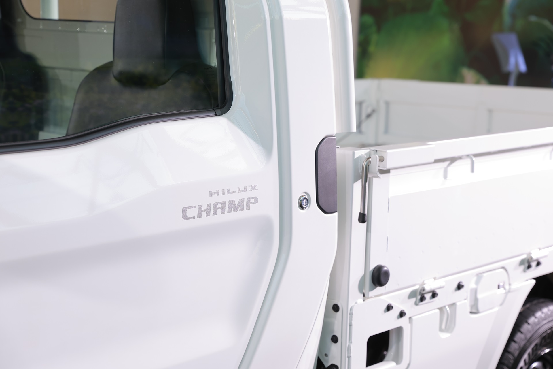 รูปภาพ โตโยต้า Toyota Hiliux Champ 2.4 Diesel AT SWB Attractive Package ปี 2023