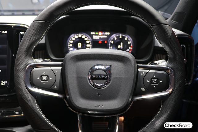 รูปภาพ วอลโว่ Volvo XC40 T4 Momentum with White Roof ปี 2018