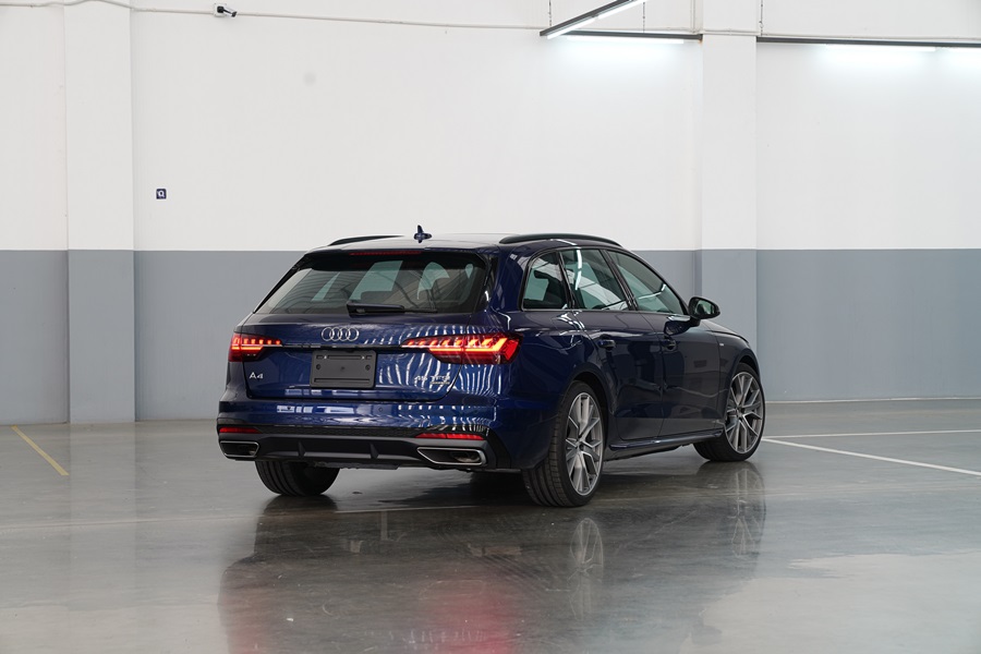 Audi A4 Avant 45 TFSI quattro S line Black Edition อาวดี้ เอ4 ปี 2020 : ภาพที่ 3