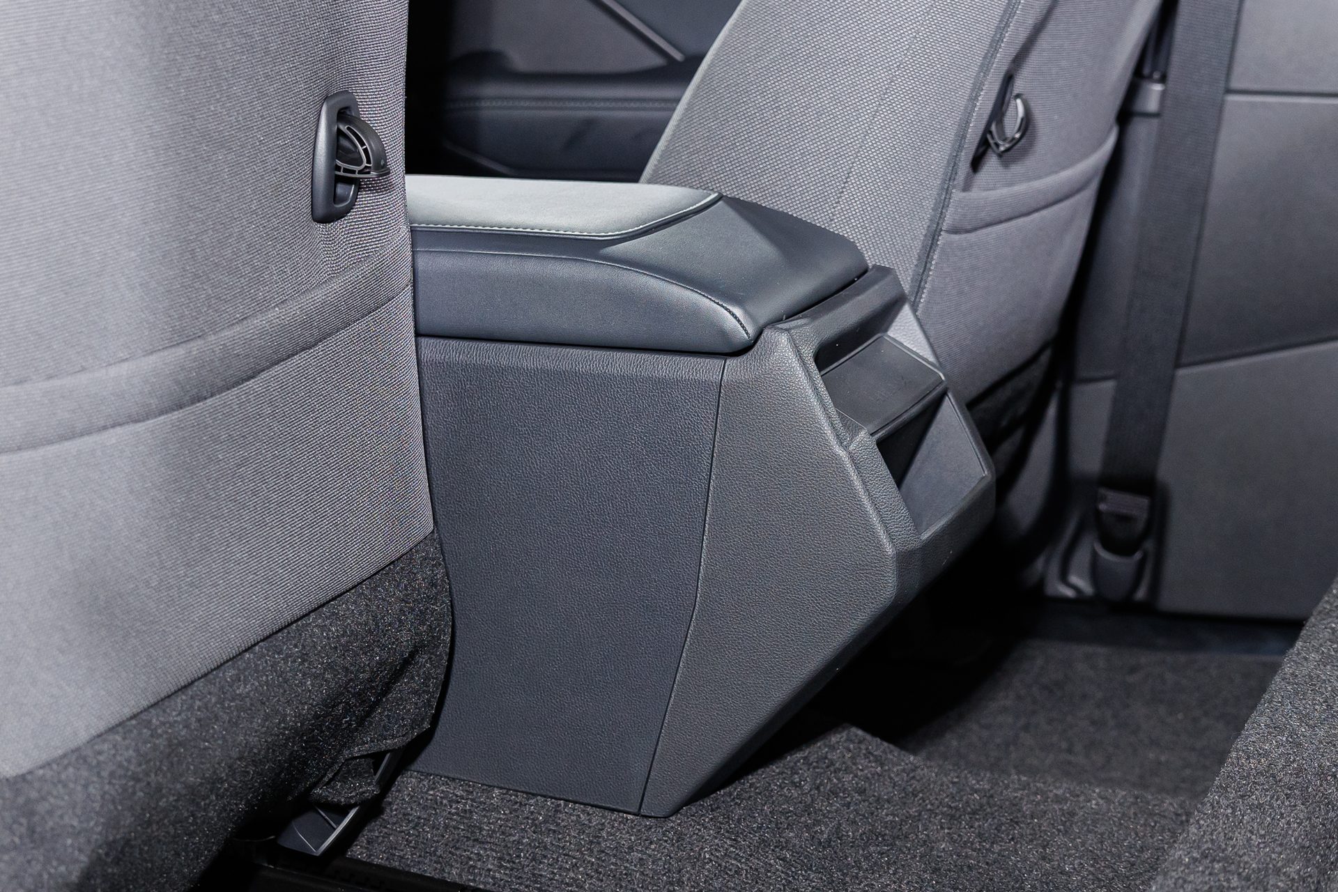 รูปภาพ โตโยต้า Toyota Hilux Travo Smart Cab Prerunner 2.8 Premium AT ปี 2025