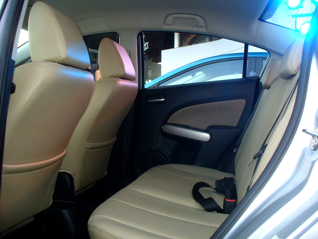 รูปภาพ มาสด้า Mazda 2 Elegance Spirit AT ปี 2012