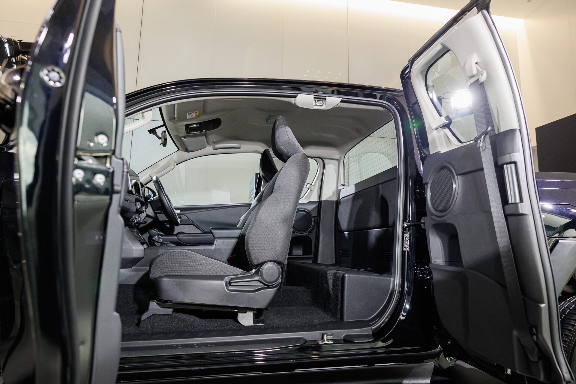 รูปภาพ โตโยต้า Toyota Hilux Travo Smart Cab Prerunner 2.8 Premium AT ปี 2025