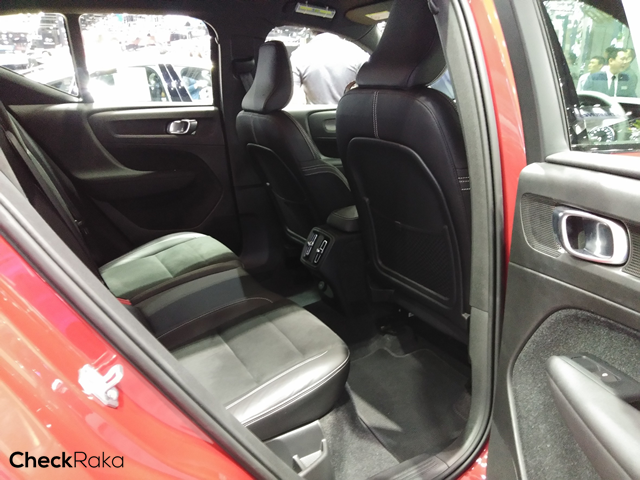 รูปภาพ วอลโว่ Volvo XC40 T4 Momentum with White Roof ปี 2018