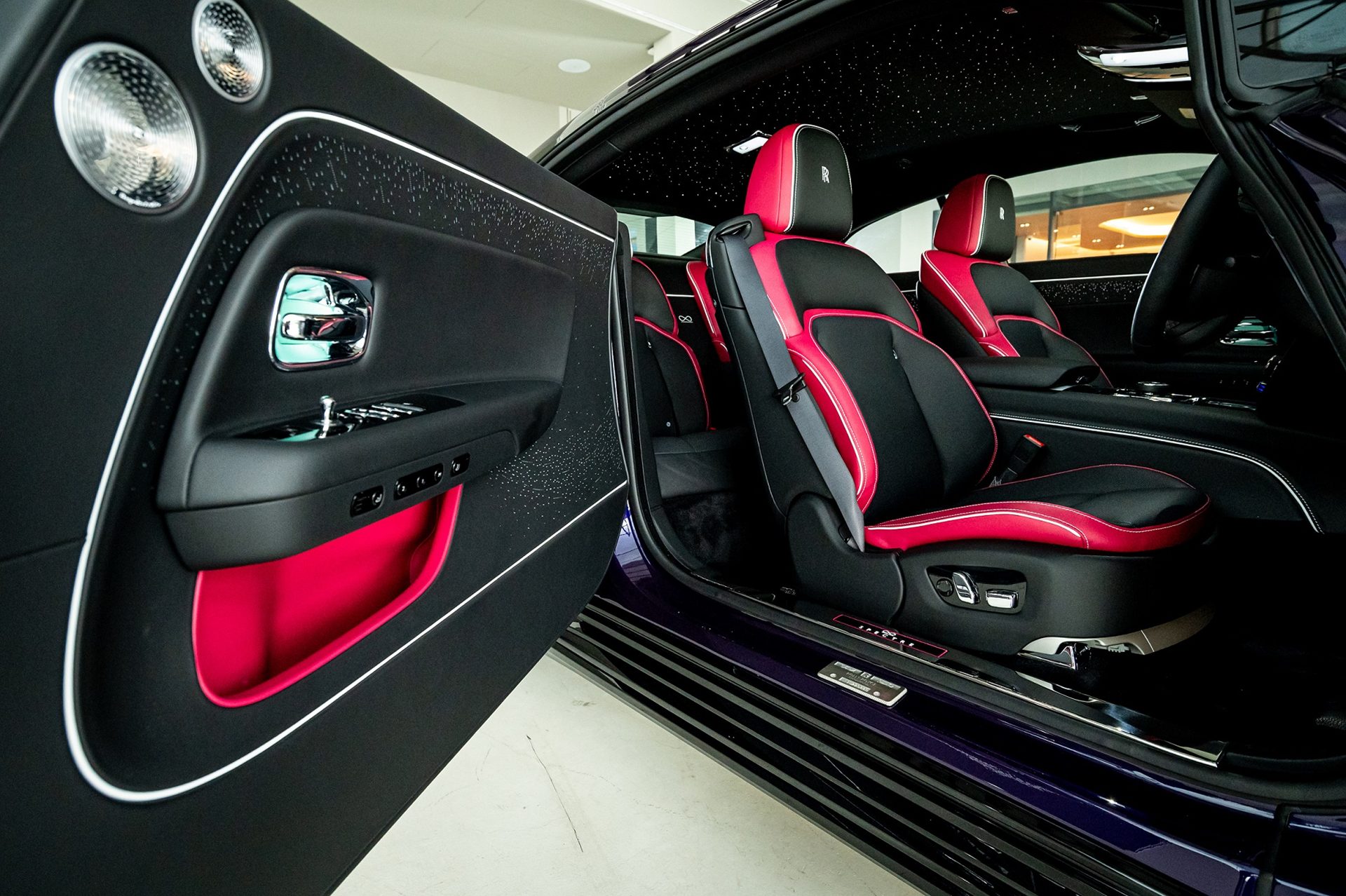 รูปภาพ โรลส์-รอยซ์ Rolls-Royce Black Badge Spectre ปี 2025