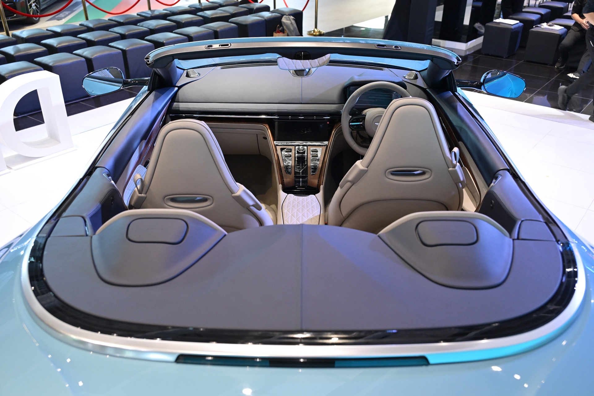 รูปภาพ แอสตัน มาร์ติน Aston Martin DB12 Volante ปี 2024