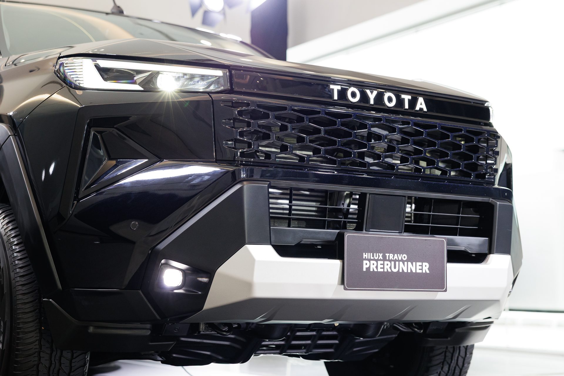 รูปภาพ โตโยต้า Toyota Hilux Travo Smart Cab Prerunner 2.8 Smart MT ปี 2025