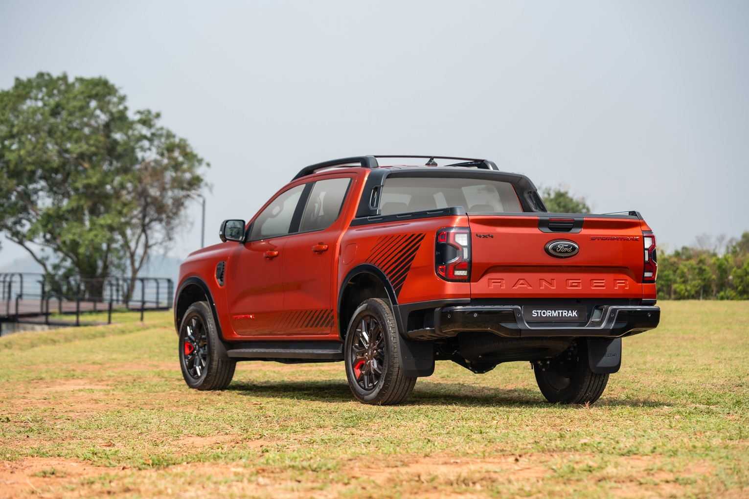 Ford Ranger Double Cab Ranger Stormtrak 2.0L Bi-Turbo HR 4x4 10AT ฟอร์ด เรนเจอร์ ปี 2023 : ภาพที่ 2