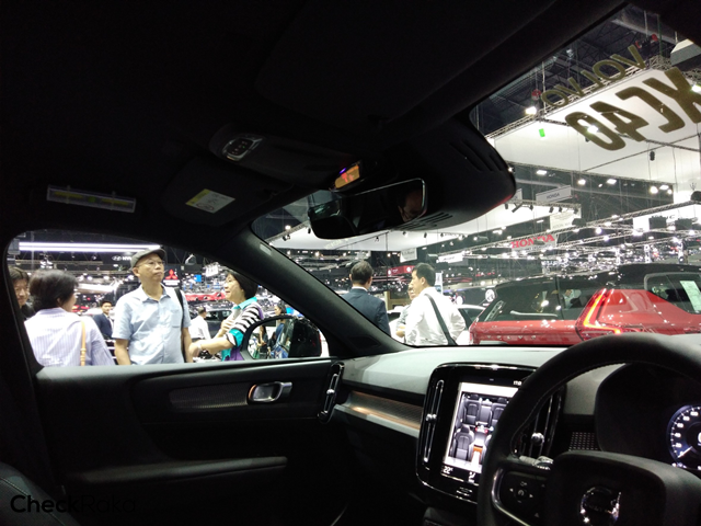 รูปภาพ วอลโว่ Volvo XC40 T4 Momentum with White Roof ปี 2018