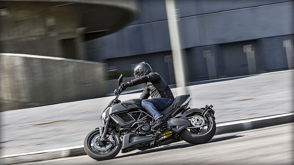 Ducati Diavel vs Harley