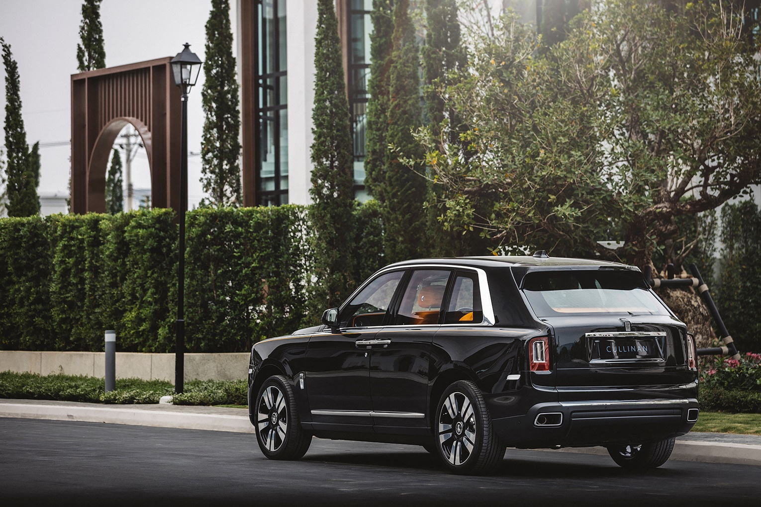 Rolls-Royce Cullinan SUV โรลส์-รอยซ์ ปี 2023 : ภาพที่ 2