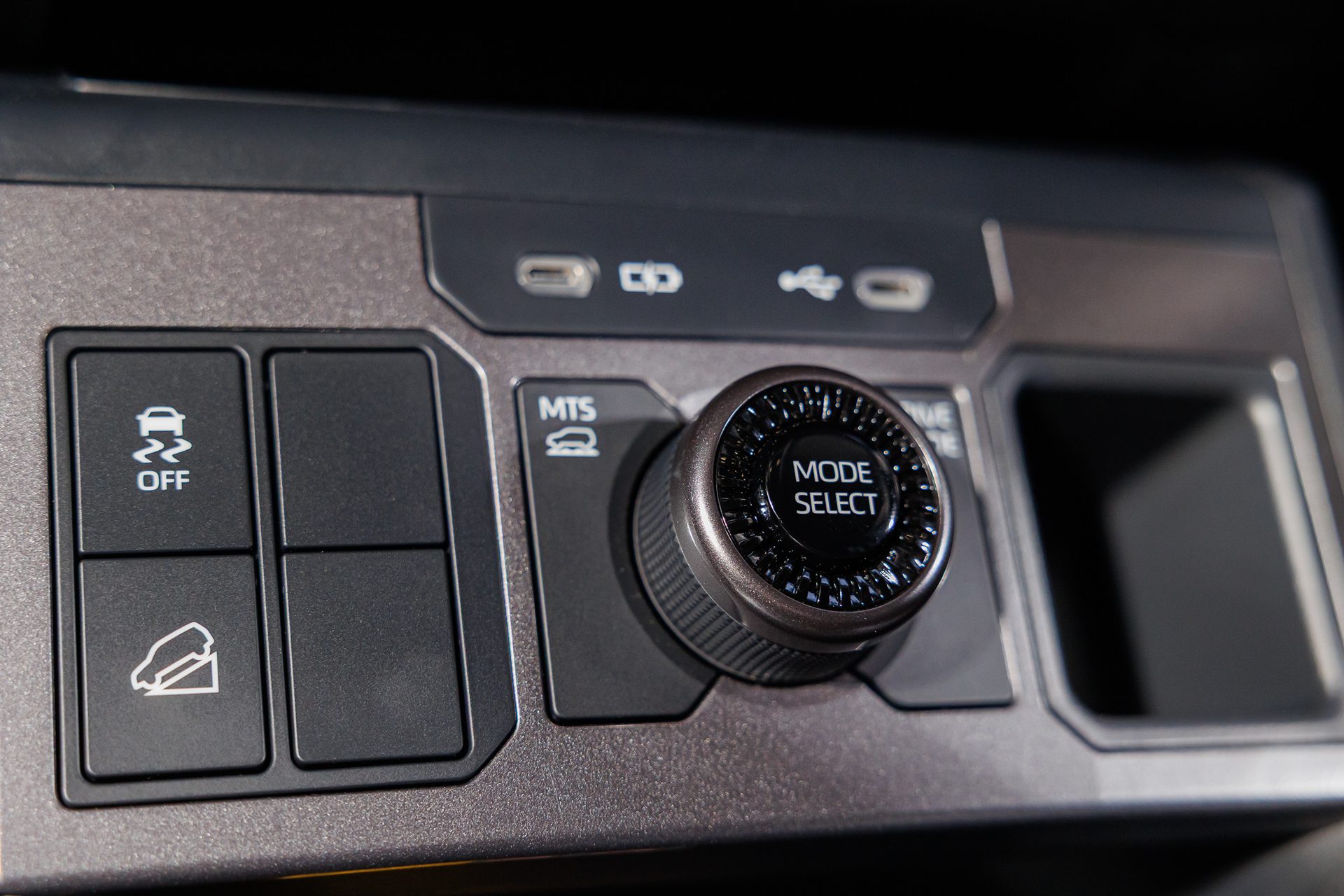 รูปภาพ โตโยต้า Toyota Hilux Travo -e Double Cab 4TREX ปี 2025