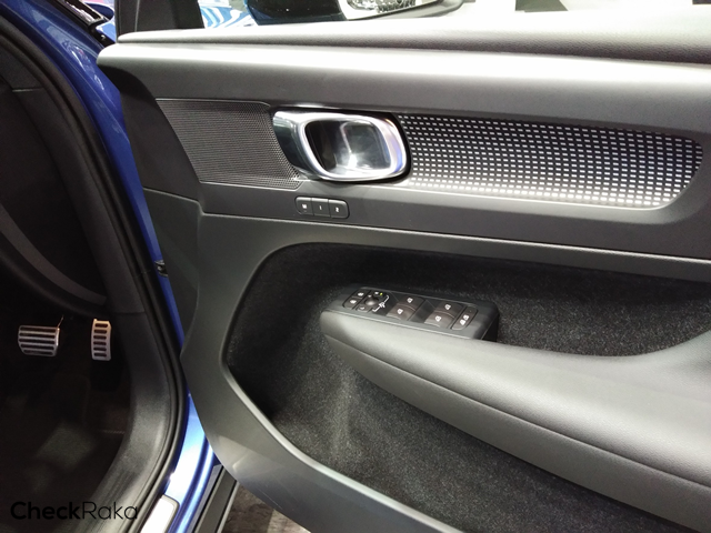 รูปภาพ วอลโว่ Volvo XC40 T4 Momentum with White Roof ปี 2018