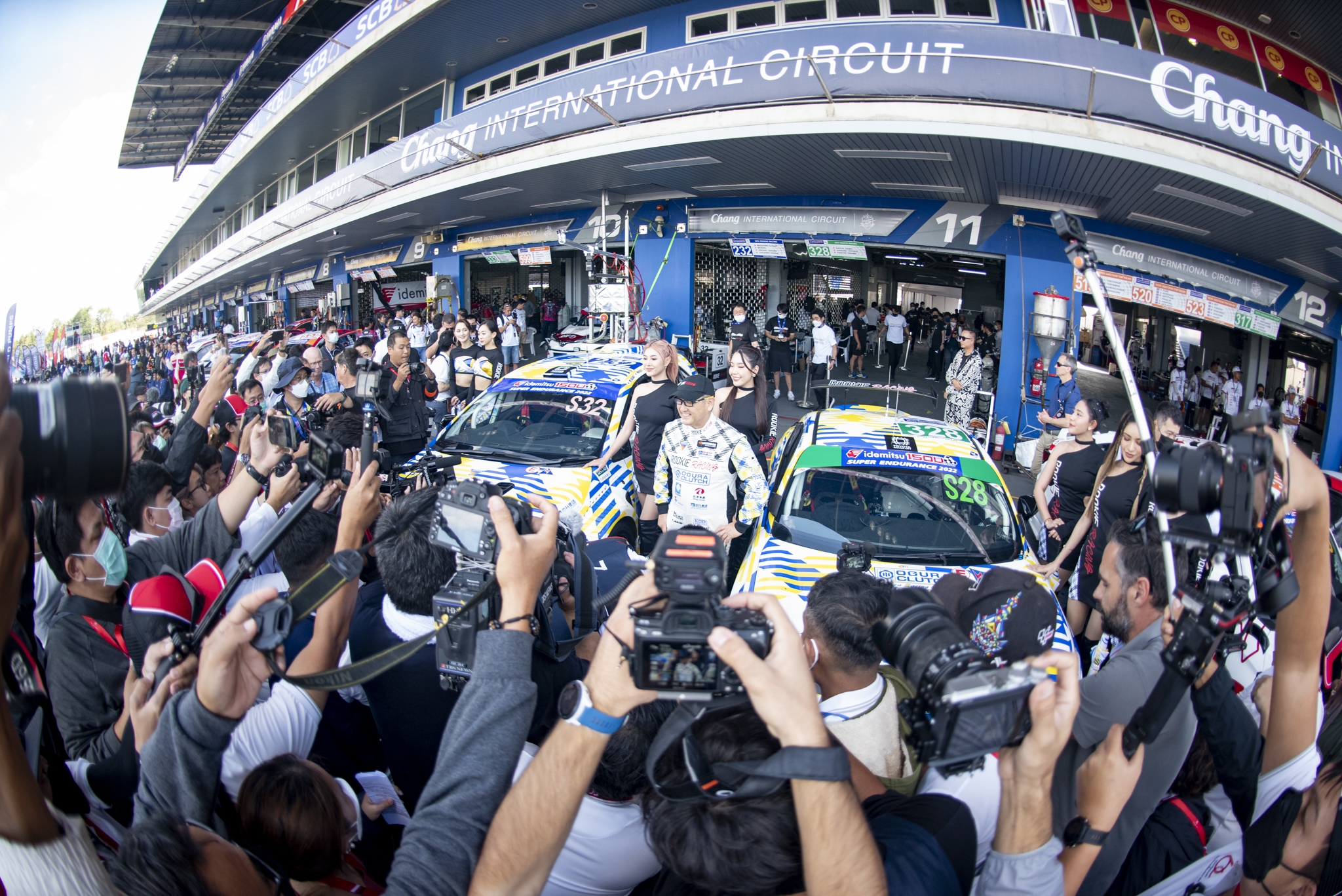 ประธานโตโยต้าพร้อมทีมแข่ง ROOKIE Racing ลงแข่ง Endurance 25 ชม.ในไทย ...