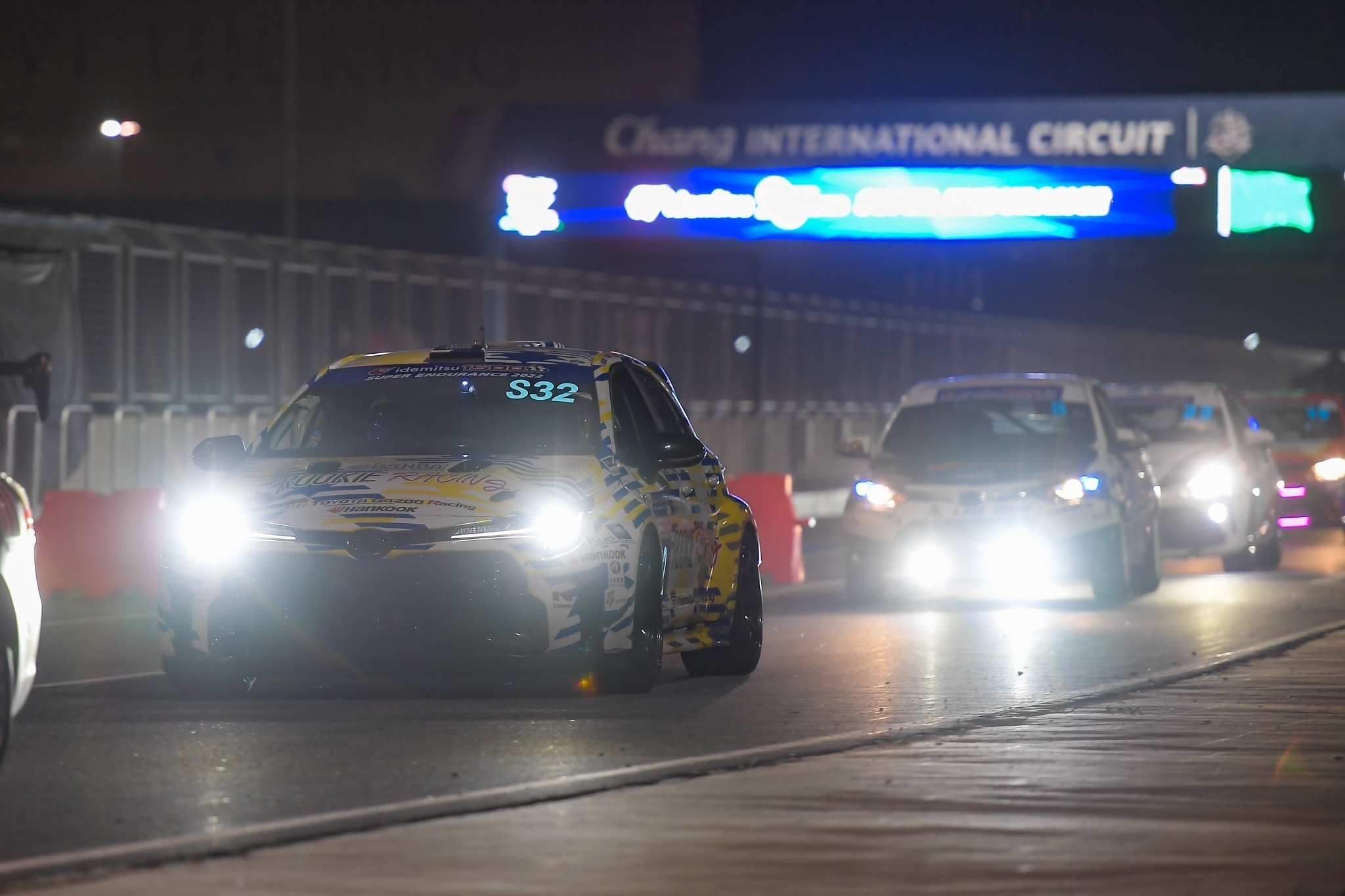 ประธานโตโยต้าพร้อมทีมแข่ง ROOKIE Racing ลงแข่ง Endurance 25 ชม.ในไทย ...