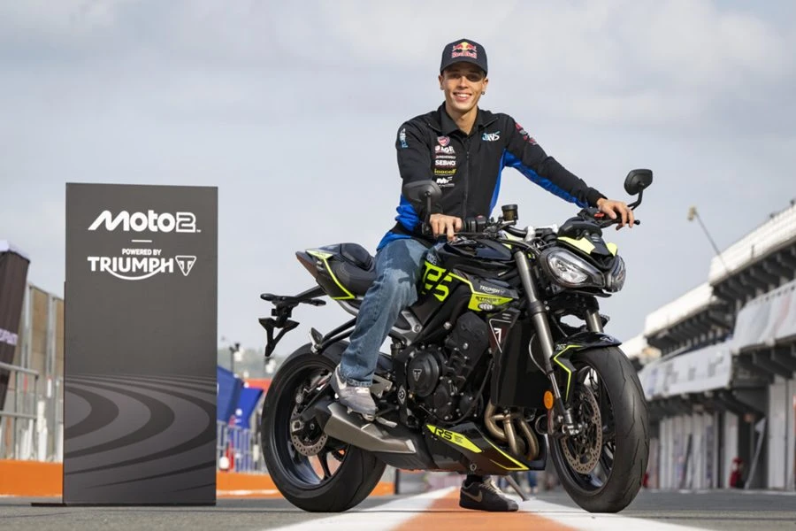 Triumph เผยโฉมรถจักรยานยนต์รุ่นพิเศษสำหรับรางวัล Triumph Triple Trophy ...