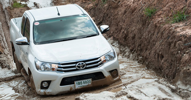 รีวิว Toyota Hilux Revo &lt;br/&gt;ภายในหรู ขับนุ่ม เทคโนโลยีเด่น